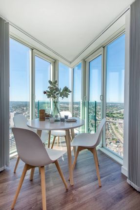 Flat to rent in Saffron Tower, Croydon