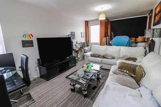 28, Willowfield, Harlow photo 2