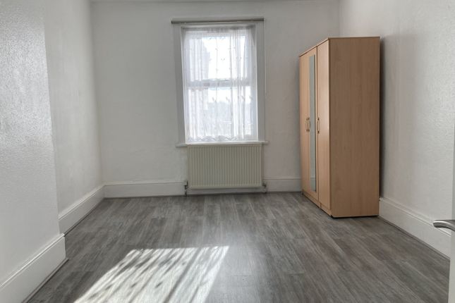 Flat to rent in Broadway, London