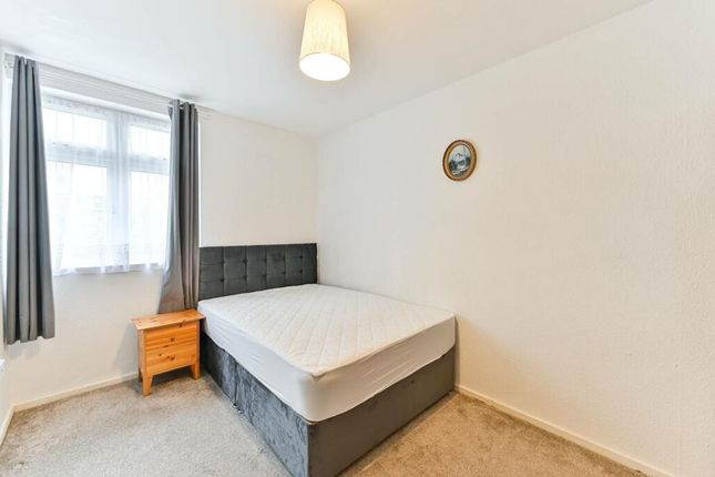 Flat to rent in Scrutton Close, Clapham