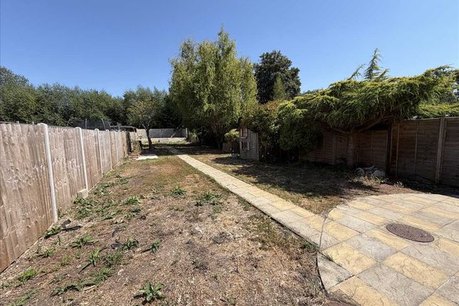 14, Douglas Lane, Wraysbury photo 4