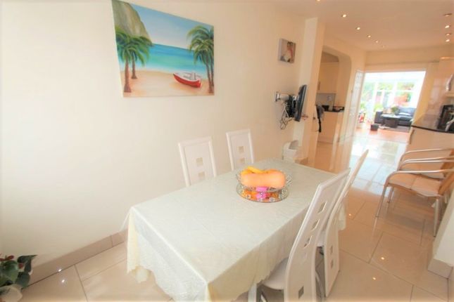 Single Room, 3, Rowantree Close, London photo 5