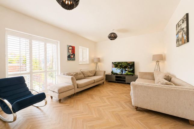 4, Wyatt Close, Dursley photo 3