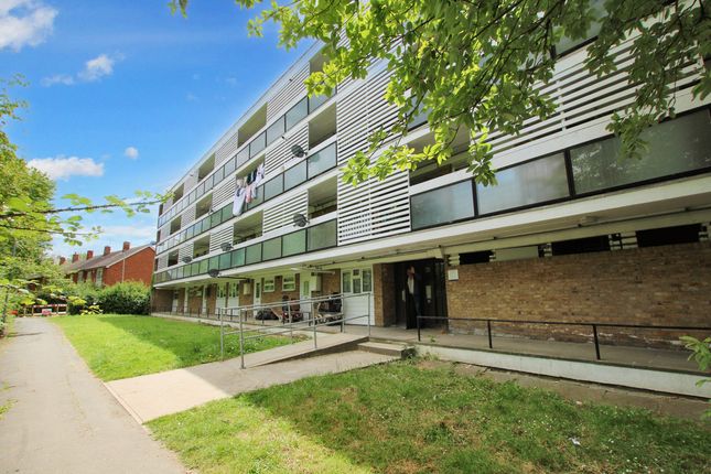 Thumbnail Flat for sale in Pamplins, Basildon