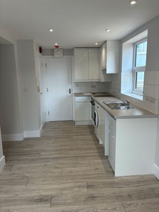 Flat 2, 7, Clifton Road, Slough photo 4
