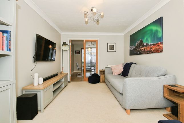 46, Houghton Avenue, PETERBOROUGH photo 3