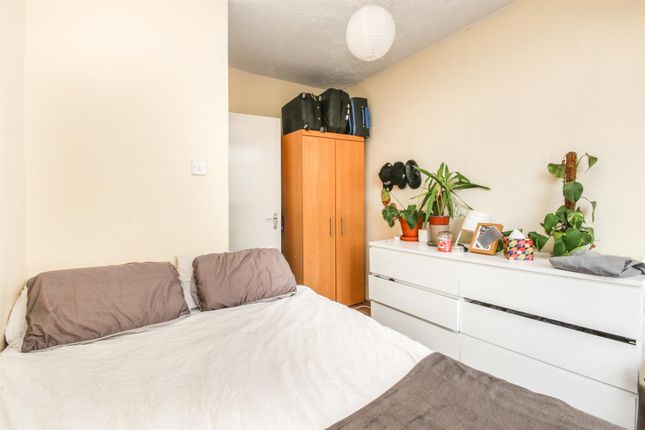 Flat 2, 160, High Road, London photo 4