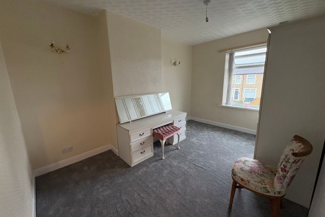 4, Carr Bottom Avenue, Bradford photo 2