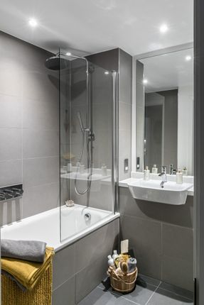 Flat for sale in 399, London