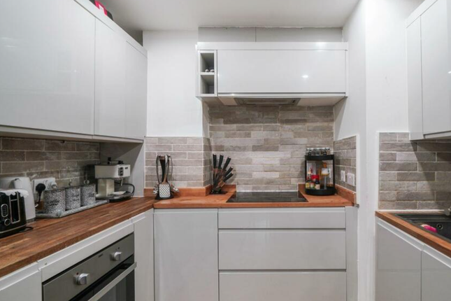 Flat 13, Greary Court, London photo 3