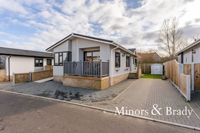 Thumbnail Mobile/park home for sale in Sunninghill Close, Bradwell