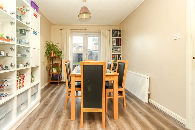 Reynolds Close, Wellingborough photo 4