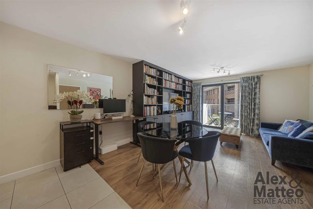 Flat 127, Fairmont House, Albatross Way, London photo 4