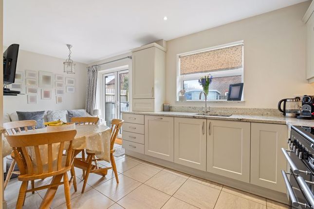 8, Pine Close, Chichester photo 4