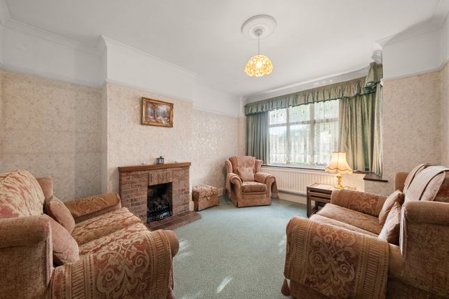158, Woodham Lane, Surrey photo 2
