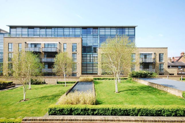 Flat to rent in Ferry Quays, Brentford