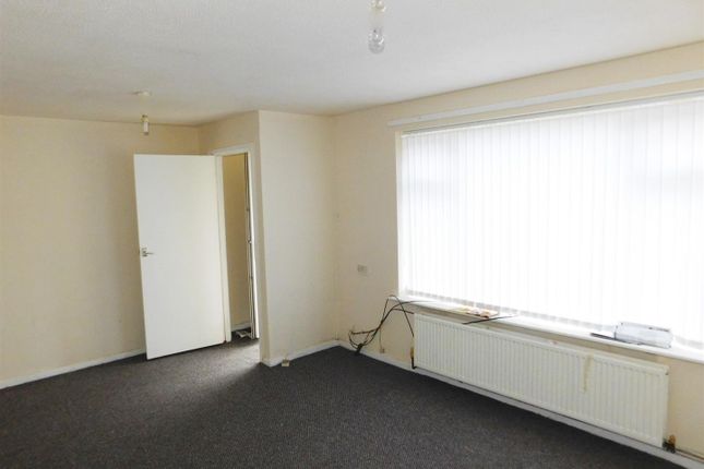 24, Merlin Close, Oldham photo 3