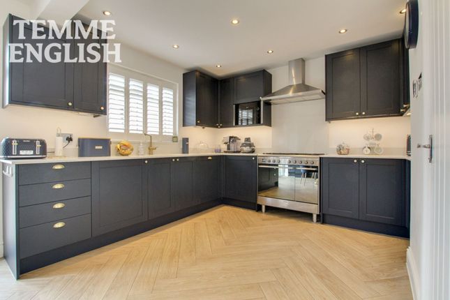 31 Lucerne Walk, Wickford photo 5