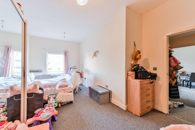 Flat for sale in The Quadrangle House, Maryland, Stratford, London