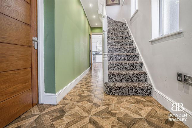 9 Hanover Gardens, Hainault photo 4