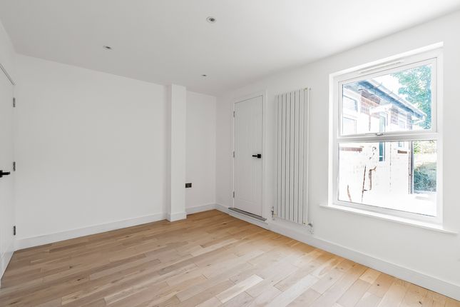 144 Godstone Road, Caterham photo 4