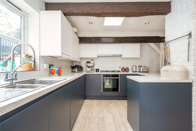 2, Hatch Farm Mews, Addlestone photo 4