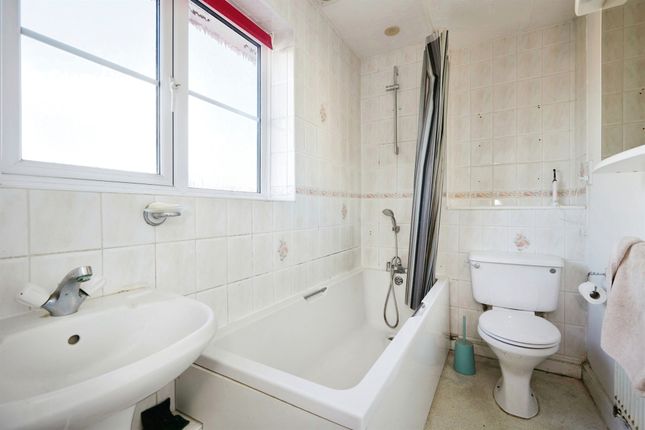 Property for sale in Woodsage Drive, Gillingham