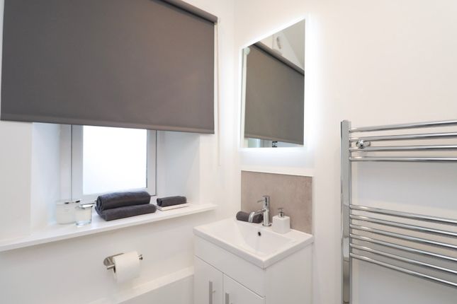 Room 4, 261, Upper Town Street, Leeds photo 4