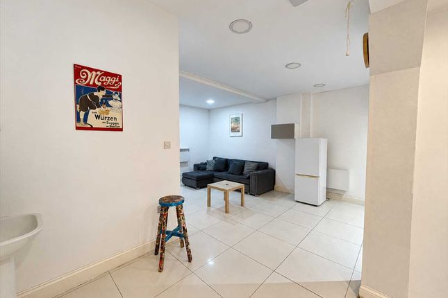 Basement Flat 5A, Castlehill Parade, West Ealing photo 4