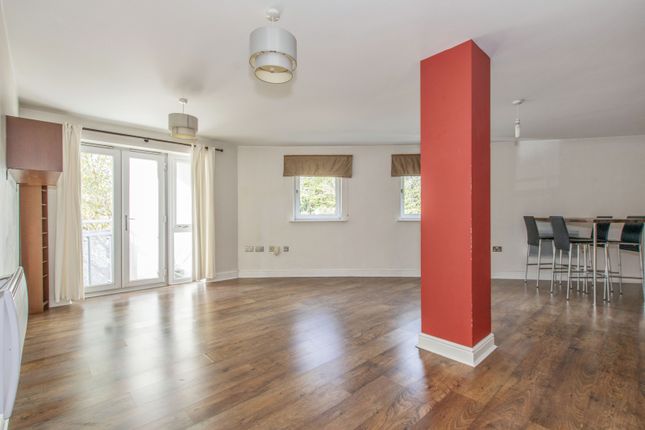 Flat for sale in Trafalgar Gardens, Crawley