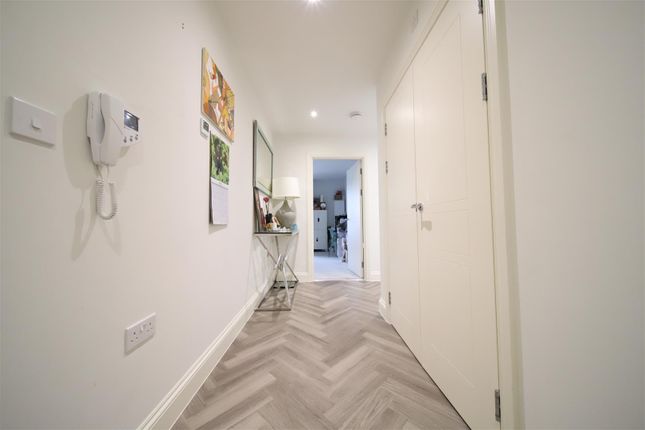 Flat 4, Williams Court,, The Ridgeway, Enfield photo 3