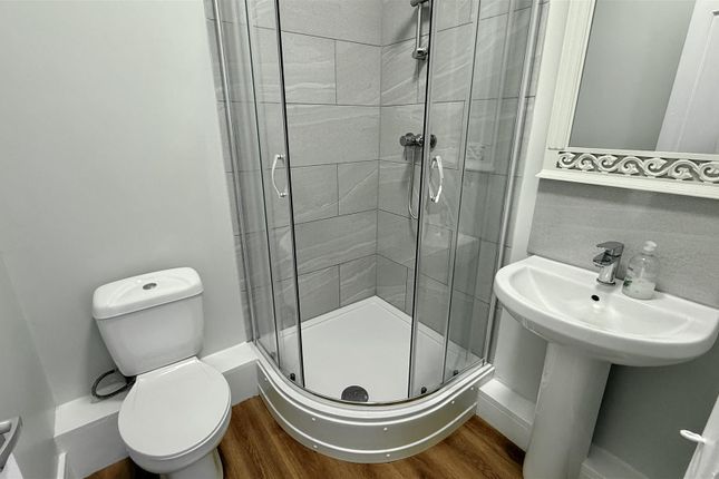 Oaklands, Rm 6, Elmwood Avenue, Feltham photo 4