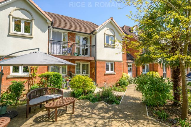 16, Mead Court, Addlestone photo 4