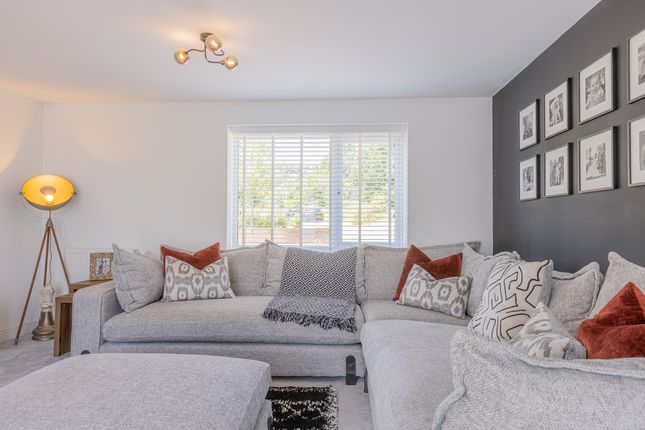 16, Clos Glas Y Dorlan, Cwmbran photo 4