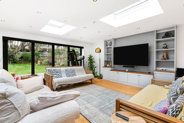 12, Broomfield, Surrey photo 3