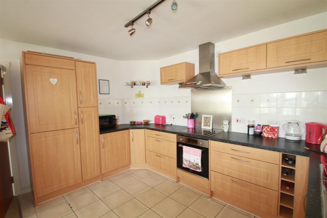 Flat to rent in Sorrento House, The Piazza, Cardiff Bay