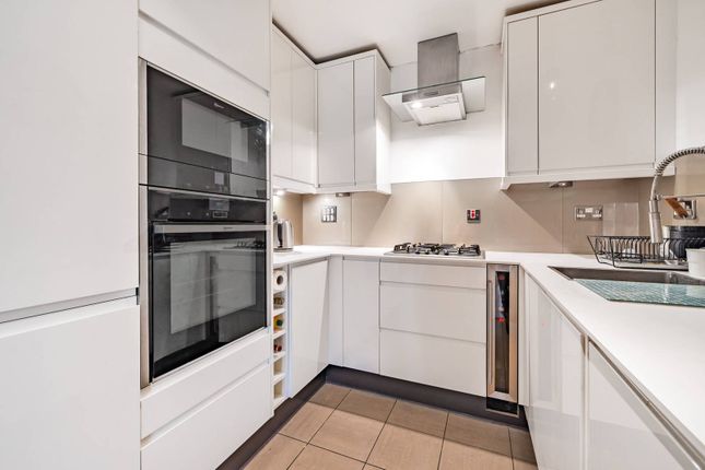 Flat for sale in Pembroke House, Clapham Park, London