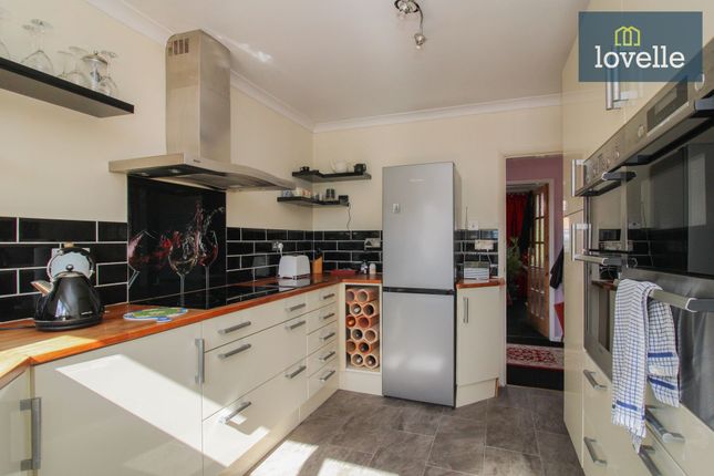 17 Longmeadows Drive, Grimsby photo 4