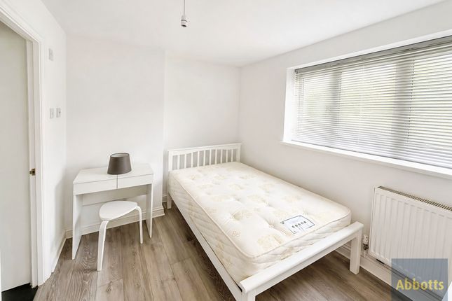 20, Basildon photo 3