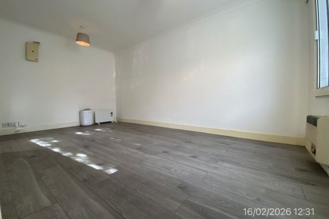 52, Stephensons Court, Berks photo 3