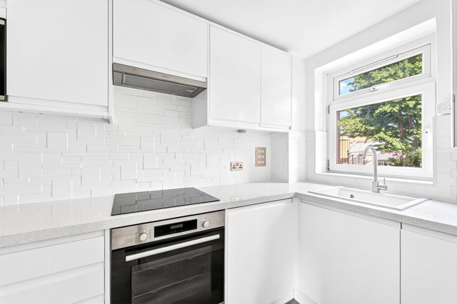 10 Strode Close, London photo 4