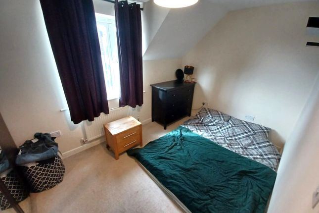 17, Oaklands Court, West Yorkshire photo 4