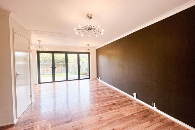 36 Hookstone Way, Woodford Green photo 2