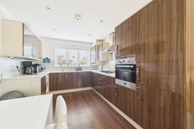 44, Clayhill Gardens, Rochester photo 3