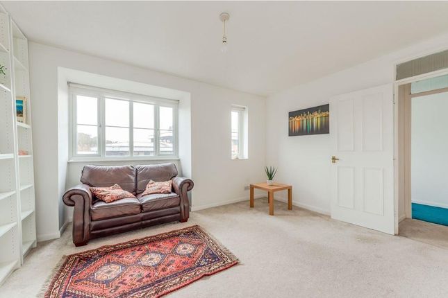 Flat to rent in Garlands Road, Redhill