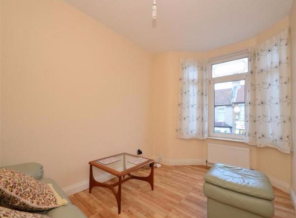 Flat 2, 162, Green Lane, Ilford photo 2