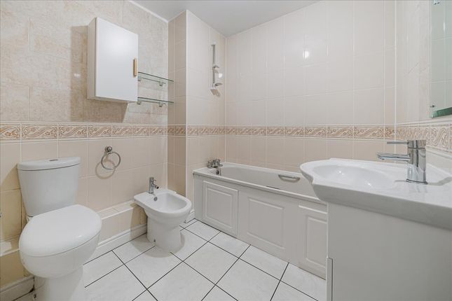 Flat for sale in The Vale, Acton