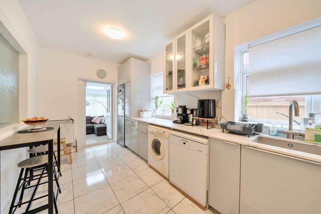 11, Wychwood Avenue, Edgware photo 4