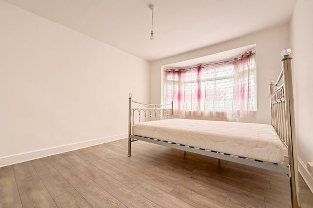 12, Deanscroft Avenue, London photo 3