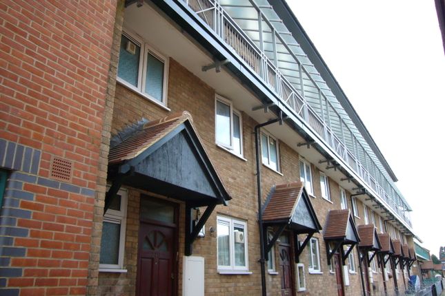 Maisonette to rent in Tiptree Crescent, Clayhall, Ilford IG5
